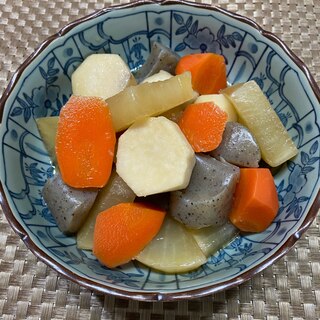 掘りたて里芋と抜きたて大根を使った味染み染みの煮物